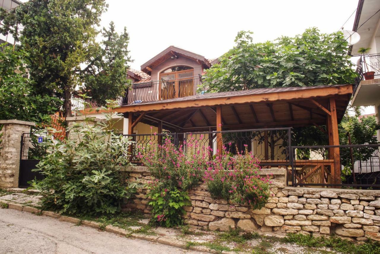 Guest House Yoanna Baltsjik Buitenkant foto